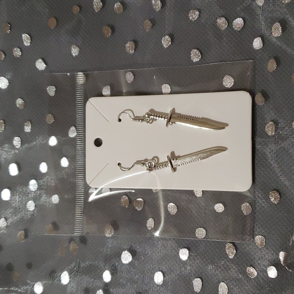 Silver toned dagger earrings - Picture 4 of 4